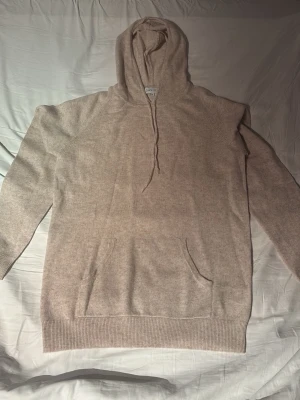 Kashmirhoodie (ljusbeige str M) - Säljer här en sprillans ny kashmirhoodie i färgen ljusbeige. Den är aldrig använd förutom när jag skulle testa den då den var lite liten för mig. Storleken på denna hoodie är M och den passar verkligen bra för en person som ligger på M (eventuellt en person mellan M och L). Denna går att hitta på Boozt för ett rabatterat pris på 2200 men jag köpte den på Davidas egna sida för 2800. Pris går självklart att diskuteras!