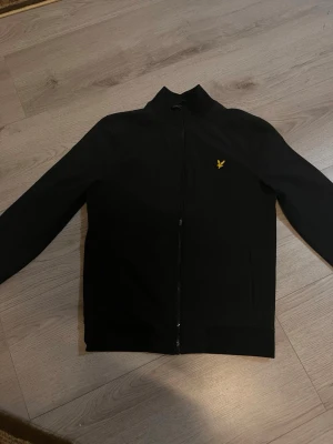 lyle and scott jacka  - Nästan ny, perfekt nu till hösten/ början av vintern 