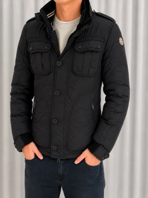 Moncler Fieldjacket - Vi säljer en field jacket från Moncler, den perfekt inför vintern och självklart äkta! Självklart finns all kvittering från då jackan köptes! Jackan är i storlek 2 vilket passar S-M! Killen på bilden är 179 cm lång och har Medium, men jackan passar även S. Jackan är I nytt skick, använd ett fåtal gånger! Det finns inga defekter på jackan! Därför kommer vi sätta priset på 1799 kr! Priset är inte ristat I sten! Kom gärna med frågor kring storlek och pris! 🤗