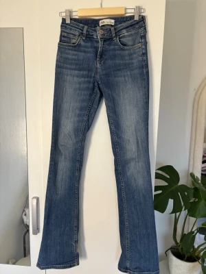 Lågmidjade jeans  - Som nya. Säljs inte mer