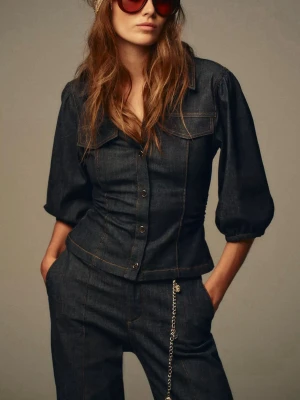 Zara jeansblus - Säljer denna blus i storlek XS💞Den har inga knappar då tjejen jag köpte av tog bort dem och sydde ihop, men det går att sätta dit knappar om man skulle vilja de. Skriv gärna om du har frågor!
