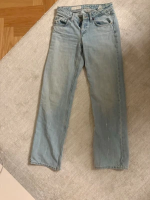 Lågmidjade straight jeans  - Säljer ett par ljusblå raka jeans från ZARA i storlek 34. 