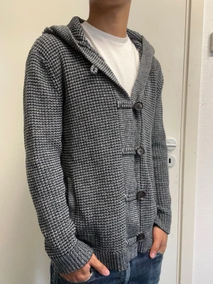 Hollister tröja - Riktigt fet stickad cardigan från Hollister i storlek S. Mycket bra skick. Modellen är 173cm, 64kg. Pris kan diskuteras!!