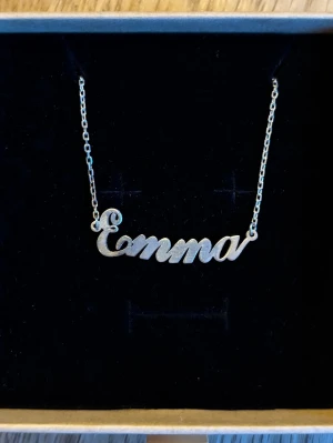 Silver halsband  - Halsband i äkta 925 Silver med kursivt ”Emma”. 