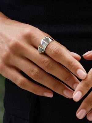 Edblad Peak Rivet Ring - Edblad Peak Rivet Ring i blankt rostfritt stål med dess karaktäristiska, mjukt fyrkantiga nitdetaljer. Använd men inga skavanker förutom små repor, inget som syns ifall man inte kollar på nära håll. Skickas i originalbox.
