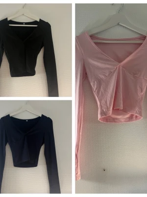 Croppade toppar - Säljs endast i pack ej försäg. 3 st jättefina croppade toppar, alla är i storlek xs. ( se bild 5 för att få se på )💕