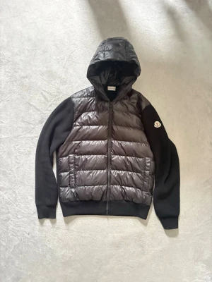 ÄKTA Moncler Cardigan - Äkta Moncler cardigan i storlek L (passar mer M) som köptes innan sommaren och har knappt användts. Scanen funkar samt att äkthetsbevis finns.