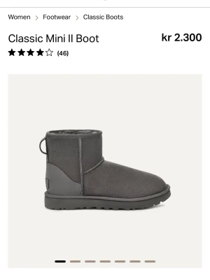 UGG Classic Mini II boots grå - ⚠️helt oanvända äkta UGGs⚠️säljes eftersom jag fått större fötter och inte längre passar storlek 38. Köpta för 2300kr Mysiga grå UGG Classic Mini II boots i mocka med kort skaft och mjukt foder i fårskinn. Perfekta för kalla dagar och har en klassisk, enkel design med rund tå och grov sula. Lätta att dra på och av tack vare den låga modellen.