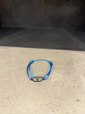 Valentino armband  - Sprillans nytt valentino armband! Snygg och hållbar investering, vid funderingar kontakta mig✔️