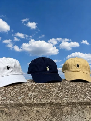 Polo Ralph Lauren keps/caps 3 caps all new  - Stilren keps från Polo Ralph Lauren i beige bomullstyg med klassisk broderad logga framtill. Justerbar rem baktill för perfekt passform. Perfekt accessoar för en avslappnad och trendig look. 3 caps 