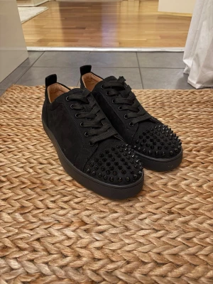 Christian Louboutin  - Christian Louboutin till salu priset kan diskuteras skriv vid fundering!