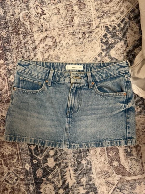 Blå jeanskjol med fickor - Blå mini jeans skirt från mango 
