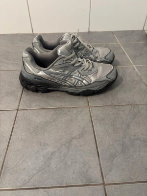 Asics Gel Nyc - Asics gel Nyc storlek 45, skorna är i väldigt fint skick 