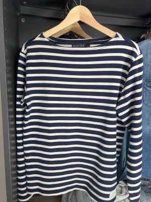 Ralph lauren randing longsleeve - Klassisk långärmad tröja med marinblå och vita horisontella ränder. Tröjan har rund halsringning och är gjord i ett mjukt bomullsmaterial. Perfekt för en avslappnad och stilren look. STORLEK S