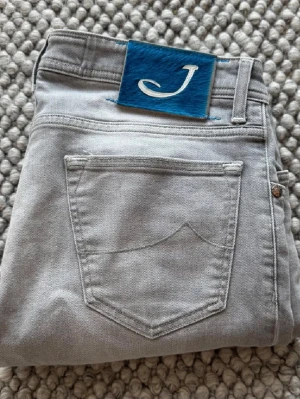 Gråa Jacob cohen Jeans - Jacob Cohen Jeans - storlek 32, benlängd 106cm, midja 42cm - modell: 622 slim fit - nypris 5000kr. Har varit extremt nöjd med dessa jeans men säljer på grund av att de börjat bli för små/tajta. 