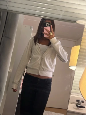 Kräm vit hoodie med dragkedja och fickor - Snygg kräm vit hoodie med dragkedja framtill, huva med snören och två fickor. Passar även 158/164 i stl.