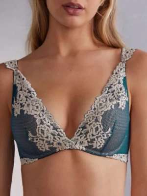 Intimissmi Blå spets-bh med blommig brodyr - Supersnygg bh i blå mesh med vacker vit blommig spets längs kuporna och axelbanden. Djup urringning och tunna axelband ger en feminin look. Perfekt för dig som gillar detaljer och romantisk stil.