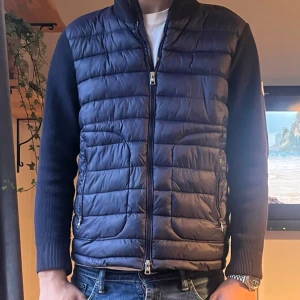 Moncler Cardigan - Perfekt för hösten, säljer för jag har växt ut ur den, har använd den väldigt lite och scannen funkar och den är äkta. Jag är 193 och den är för kort vid midjan.
