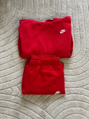 Nike Set HELT NYTT  - HELT NYTT nike set köpt ifrån nikes hemsida men användes bara 1 gång hemma. Hoodie är storlek M och byxorna L perfekt för en avslappnad look