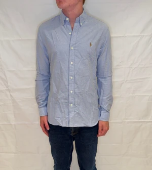 Polo Ralph Lauren Slim Fit Shirt - Ljusblå herrskjorta i slim fit av 100% bomull, begagnad i mycket gott skick.