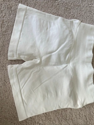 Vita tränings shorts - Lite genomskinliga, inte super stretchigt material, inga defekter
