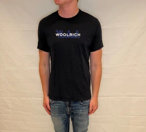 Woolrich T-shirt Blue Men's - Marinblå herr T-shirt i 100% bomull, begagnad i mycket fint skick.