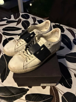Valentino Open Garavani Sneakers - Skor från Valentino | Storlek: 43 | Färg: vit med marinblå detalj | Box finns | Sitter en lag lapp i hälen | Skriv vid frågor |