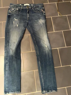 Replay Anbass - Säljer mina Replay anbass jeans då jag längre inte använder de. Dem är i bra skick. Storleken är 33/32. Det är bara att höra av sig vid frågor eller funderingar! 