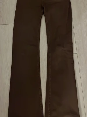 Bruna bootcut jeans med broderad ficka - Bruna bootcut jeans, och dom är bara använda fåtal gånger! 