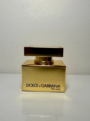 Dolce & Gabbana The One parfym - Nästan helt ny, lyxig parfymflaska i guld från Dolce & Gabbana, modellen The One. Perfekt för dig som vill ha en exklusiv doft i snygg förpackning✨