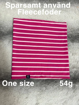 Rosa och vit randig halsduk fleece - En mjuk och skön halsduk i rosa med vita horisontella ränder. Halsduken har fleecefoder på insidan för extra värme och komfort. Passar perfekt för kalla dagar och är enkel att matcha med olika outfits. One size.🌸 Sparsamt använd. Fleece foder. 
