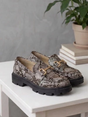 Chunky loafers i ormmönstrat från Selected - Snygga loafers med chunky sula i svart och ormmönstrat material. Skorna har guldfärgade metalldetaljer framtill och en robust design som sticker ut. Perfekta för dig som vill ha en trendig och edgy look.