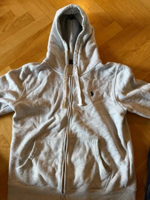 Ralph lauren hoodie - Säljer denna så billigt pga att den inte passar mig längre och vill bara bli av med den. Kommer nog tyvärr inte gå ner i pris när det redan är så billigt. Vid andra frågor så är det bara att höra av dig!