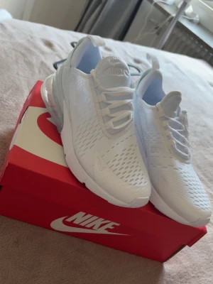 270 skor vita - Helt nya/Oanvänd! Nike Air Max 270 sneakers i helvitt. Perfekt för dig som gillar stilrena och bekväma sneakers.