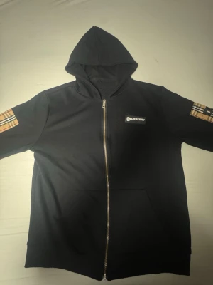 Burberry hoodie - Det är en Burberry hoodie i storlek M. Väldigt snygg hoodie som passar till nästan allt man har på sig!
