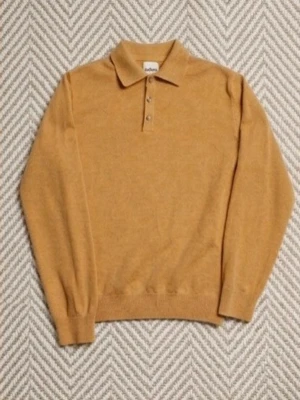 Beige stickad pikétröja från Dobber - Stickad pikétröja i beige från Dobber med klassisk krage och tre knappar framtill. Tröjan har långa ärmar och ribbade muddar vid ärmslut och nederkant. Perfekt för en stilren och avslappnad look.