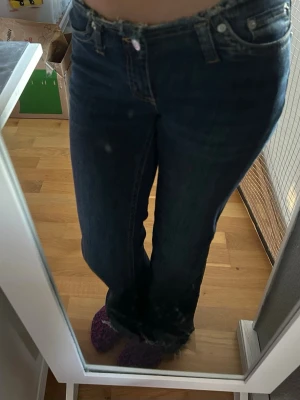 Low waist bootcut jeans - Säljer dessa snygga lågmidjade jeans från Nelly.  Dom är i storlek 34/short, men dom är uppsprättade längst ner. Det är bra längd på mig som är 162cm💗😊 pris går att diskutera!