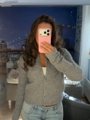 Stickad tröja Gina Tricot  - Mysig ljusgrå kofta från Gina Tricot i storlek S. Supersnygg att ha själv eller med ett linne/topp 