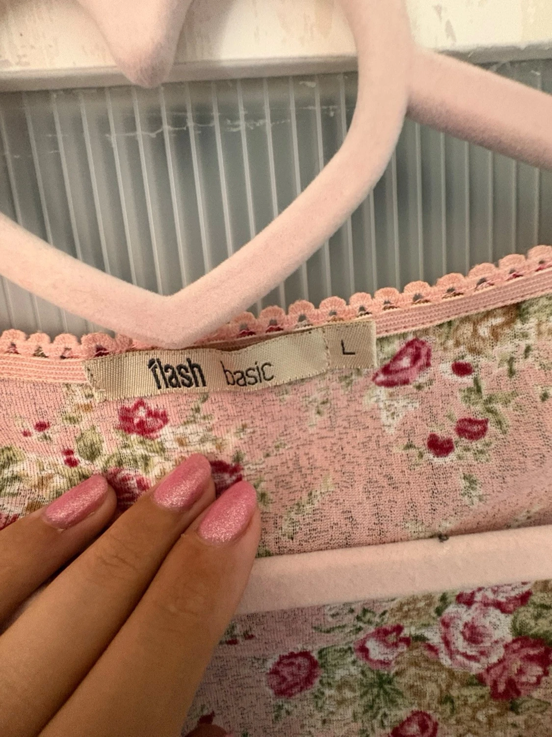 Blommig rosa topp med v-ringning - 3