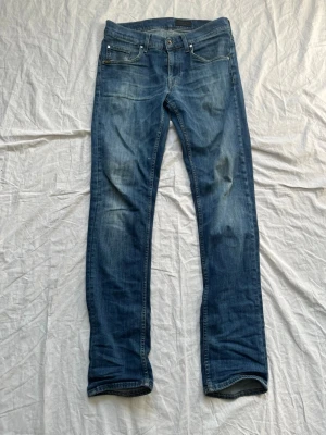 Blå Tiger of Sweden jeans - Snygga blå jeans från Tiger of Sweden med klassisk femficksmodell och raka ben. Jeansen har en lätt tvättad look och är tillverkade i bomull med lite stretch för extra komfort. Perfekta till en avslappnad stil.