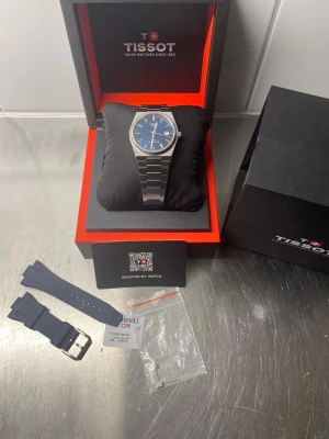Tissot prx Powermatic 80 blå urtavla automatisk  - Säljer nu min mycket fina Tissot PRX Powermatic 80 i den populära 40 mm-versionen med blå urtavla.   Klockan fungerar utmärkt med det pålitliga powermatic 80 urverket. Den är i väldigt gott använt skick med normala mindre bruksspår som inte går att undvika vid vardagligt bruk. Klockan levereras med dess tillbehör som bilderna i annonsen visar och även ett armband värt 799kr.                                                    Gott om referenser finns, hör av er vid frågor eller funderingar!   