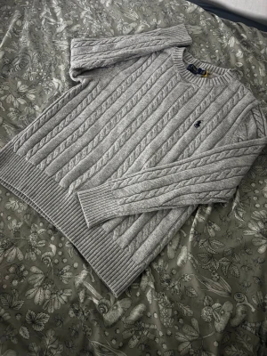 Ralph & Lauren - RL stickad tröja, grå färg, helt ny, ej använd.               Perfekt inför höst! 🍂🍁