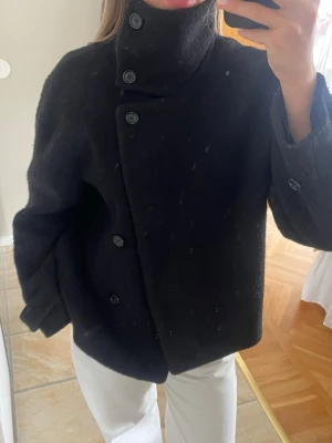 ARKET svart ullkappa - Säljer min svarta arket kappa. Väl omhändertagen. Har kammat med ullkam för underhåll. Kom med prisförslag💞
