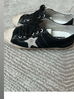 Golden goose V star - Säljer mina golden goose v star i storlek 42 i bra skick. Box medföljer med har ej kvitto hör av dig vid frågor😀