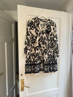 Jättefin kort mönstrad klänning ifrån märket Zara i storlek xs - Jättefin kort mönstrad klänning ifrån märket Zara i storlek xs. Klänningen är i mycket bra skick, har så fina detaljer och är så skön. Den är i bra material, har en väldigt fin passform och är bara använd ett fåtal gånger. Skriv om funderingar, lämna gärna omdöme och priset kan diskuteras lite😊