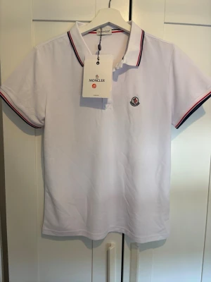 Moncler piké  - Säljer denna aldrig använda moncler piké då den var för liten på mig. Riktigt skönt material dock och funkar för vardaglig användning.