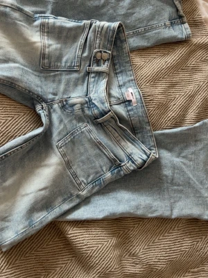 Jeans - Jeans från Gina i storlek S, använda men i mycket gott skick! Dom har någon liten reva längst ner som det kan bli på jeans, men absolut inget som märks av!