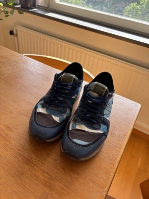 Valentino rockrunner skor - Säljer dessa äkta valentino garavani skor i storlek 42,5. Skorna är perfekt för dig som vill sticka ut med en grisch-stil. Skon är väldigt bekväm och framförallt väldigt stilren. Säljes pga att den blivit liten.