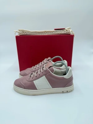 Valentino sneakers  - Hej säljer nu dessa fina valentino flycrew skor  Skick enligt bilder  Postar snabbt och smidigt   Hör av er vid frågor eller funderingar