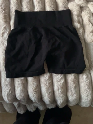 Svarta gym shorts  - Säljer ett par svarta gym shorts 